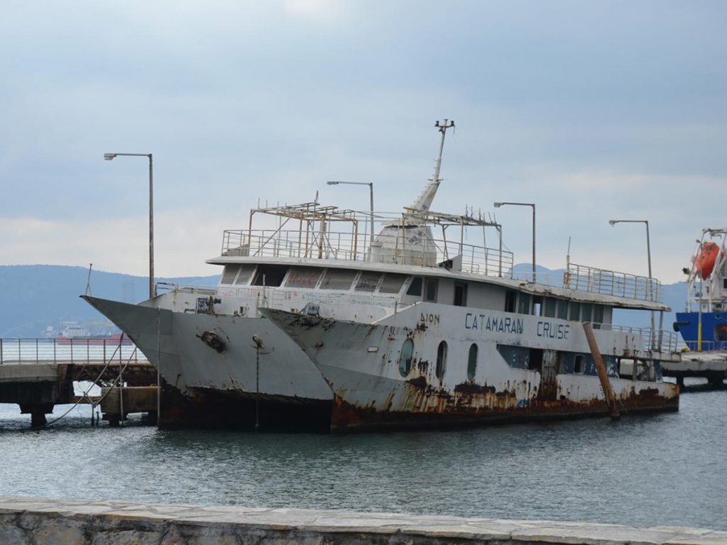 Ελευσίνα: «Επικίνδυνο και επιβλαβές» το πλοίο που εκδηλώθηκε πυρκαγιά