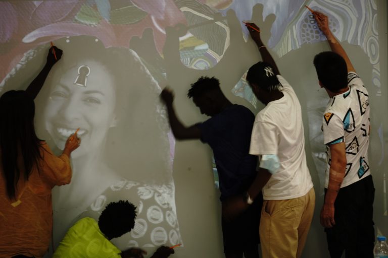 Τοιχογραφίες με μηνύματα συμπερίληψης δημιούργησαν καλλιτέχνες από τις ΗΠΑ, πρόσφυγες και μετανάστες