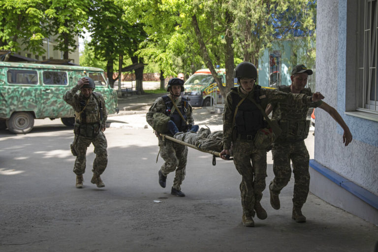 Σκληρές μάχες στην Αν. Ουκρανία και νέα έφοδος στο Αζοφστάλ μετά τη φιέστα Πούτιν