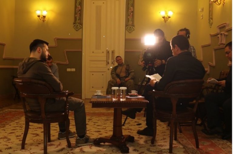 Πρόσωπο με πρόσωπο με τον Ζελένσκι – Το παρασκήνιο της αποκλειστικής συνέντευξης του Ουκρανού προέδρου στην ΕΡΤ
