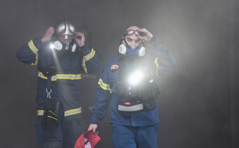 Πυρκαγιά – Βραβρώνα: Εργαστήριο τυποποίησης ναρκωτικών το σπίτι που ξέσπασε η φωτιά εκτιμά η ΕΛ.ΑΣ (video)