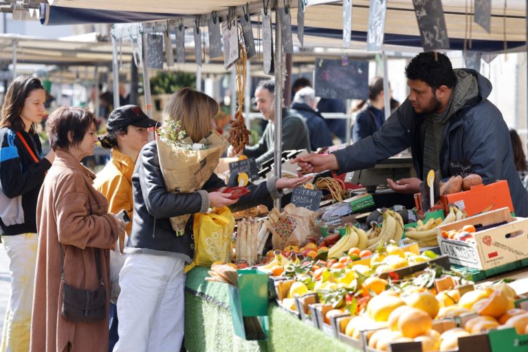 Γαλλικές πόλεις μοιράζουν κουπόνια τροφίμων