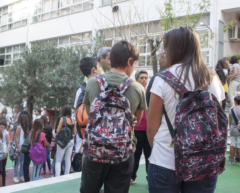 Σύλληψη καθηγήτριας με την κατηγορία ξυλοδαρμού μαθητή στο σχολείο (video)