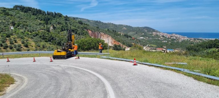 Στηθαία ασφαλείας στο οδικό δίκτυο της Σκοπέλου αντικαθιστά η Περιφέρεια Θεσσαλίας