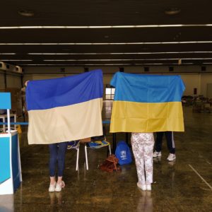 Εθελόντριες μοδίστρες έραψαν και παρέδωσαν ουκρανικές σημαίες στα μέλη του σωματείου «Ουκρανό-Ελληνική Πρωτοβουλία»