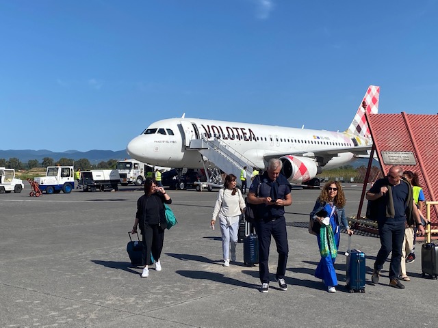 Καλαμάτα: Υποδοχή της πρώτης πτήσης της “Volotea” από τη Βενετία (φωτογραφίες)
