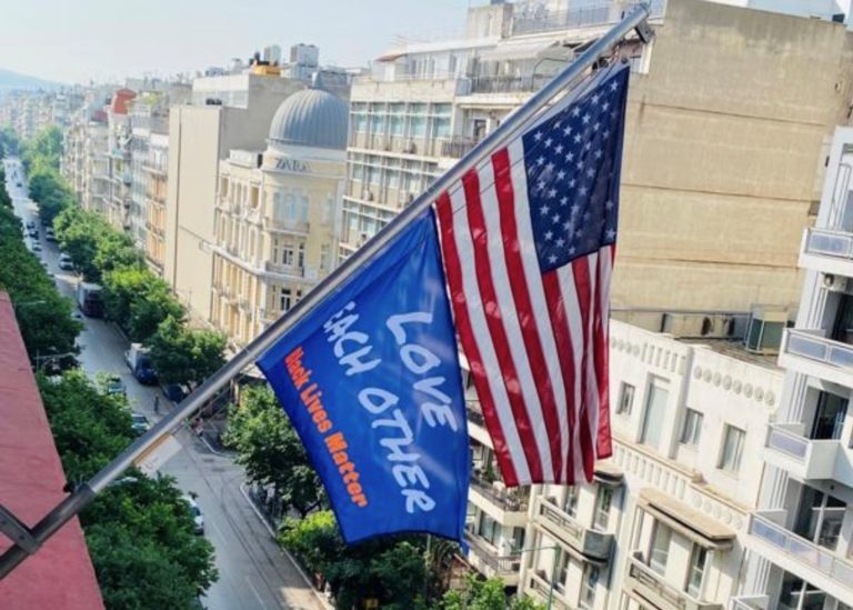 Θεσσαλονίκη: Σημαία για τα δύο χρόνια από τη δολοφονία του Τζορτζ Φλόιντ στο αμερικανικό προξενείο