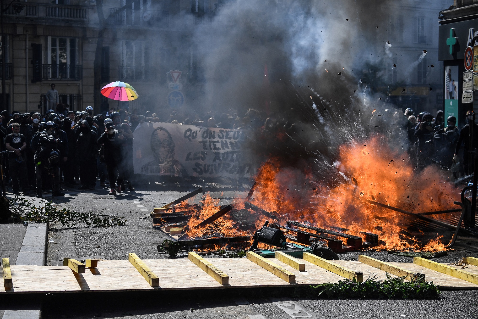 Μαζικές διαδηλώσεις για την Πρωτομαγιά στη Γαλλία – Επεισόδια στο Παρίσι