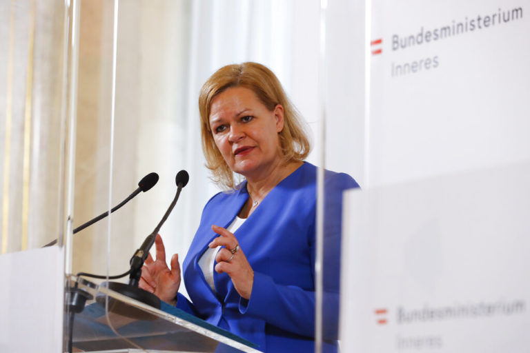 Γερμανία: Αποθέματα εκτάκτου ανάγκης συνιστά η υπουργός Εσωτερικών