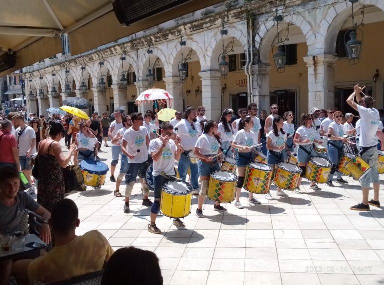 Με σάμπα και ρέγκε στους δρόμους της Κέρκυρας, υπέρ της διάσωσης του Ερημίτη