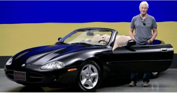 Ο Ρίτσαρντ Γκιρ πούλησε ένα σπάνιο αυτοκίνητο σε δημοπρασία τα έσοδα της οποίας θα δοθούν ως βοήθεια στην Ουκρανία