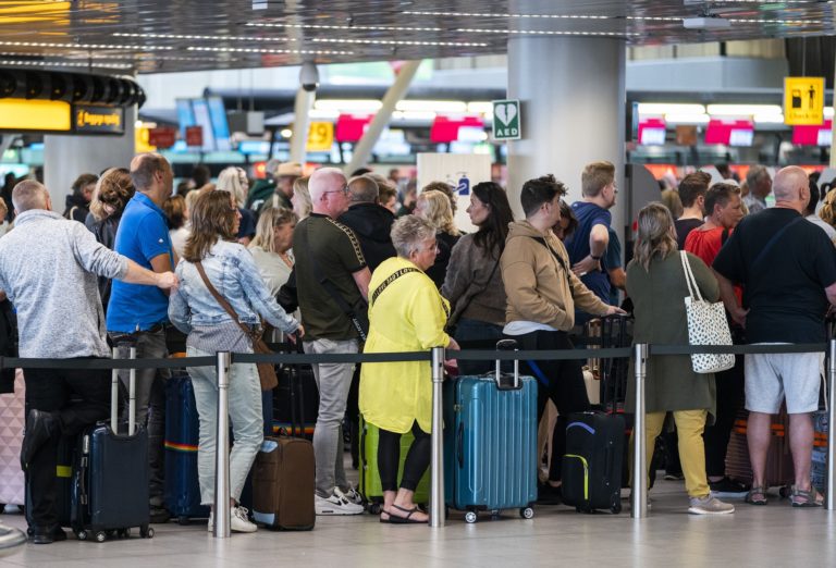 Η KLM αναστέλλει προσωρινά τις πωλήσεις εισιτηρίων για πτήσεις στο Άμστερνταμ