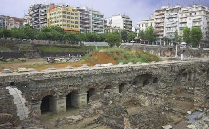 Θεσσαλονίκη: Νεαρό ζευγάρι έχασε την ισορροπία και έπεσε από κάγκελα στην Αρχαία Αγορά