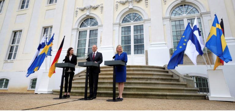 «Συγχρόνως» με Φινλανδία η Σουηδία: Αίτημα ένταξης στο ΝΑΤΟ «ως την Τετάρτη» – Ρωσικές απειλές και τουρκικά παζάρια
