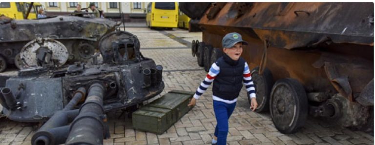 Κίεβο: Λάφυρα πολέμου σε έκθεση – «’Εργο τέχνης» οι 100 μπότες του ρωσικού στρατού