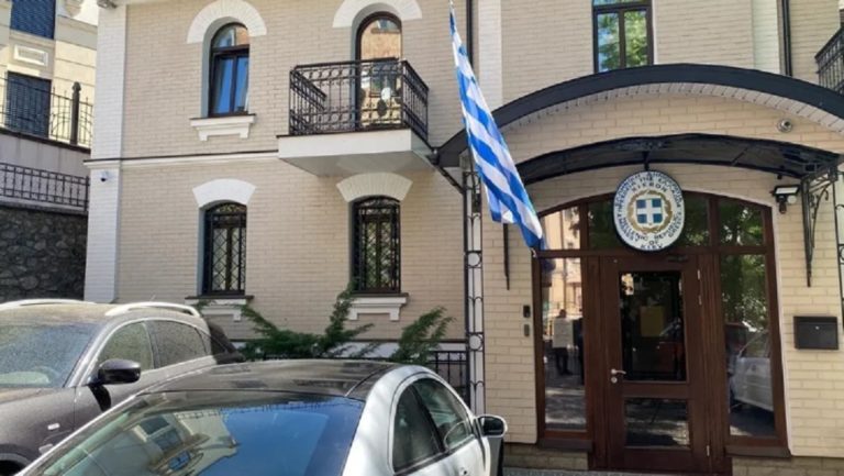 Ν. Δένδιας: Η ελληνική πρεσβεία άνοιξε πάλι τις πόρτες της στο Κίεβο