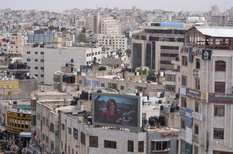 Σιρίν Αμπού Άκλεχ: Χιλιάδες απέτισαν ύστατο φόρο τιμής στην Παλαιστίνια δημοσιογράφο