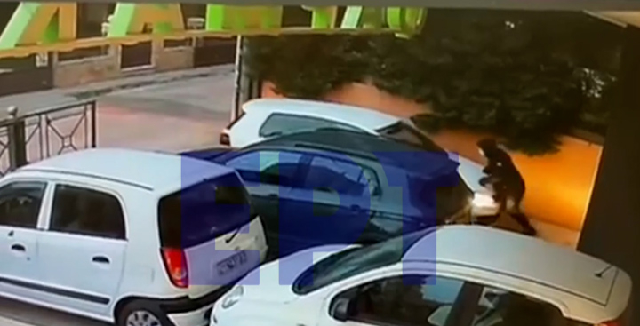 Βίντεο ντοκουμέντο με την κλοπή αυτοκινήτου από υπαίθριο πάρκινγκ με τη μέδοθο του «σπρωξίματος»