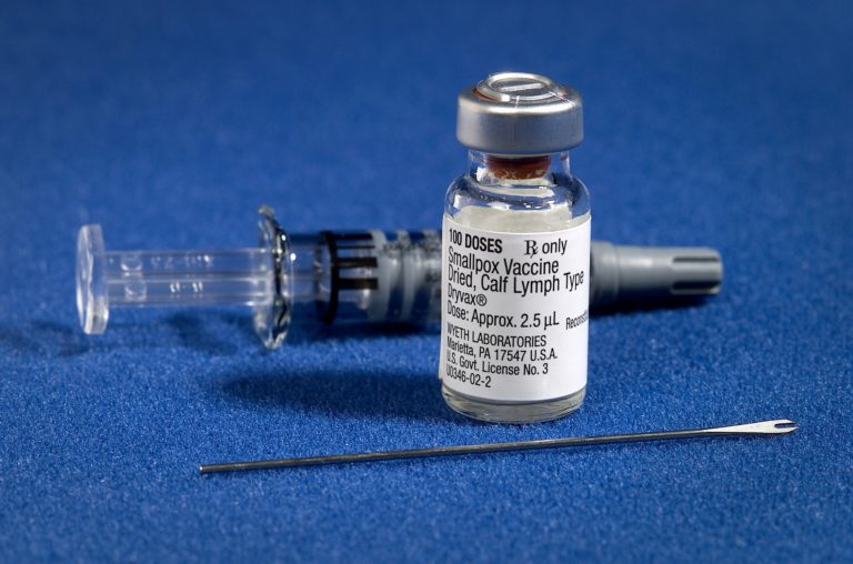 Ευλογιά των πιθήκων: Επιλεκτικά και προληπτικά μόνο ο εμβολιασμός – Ποιοι μπορούν να εμβολιαστούν