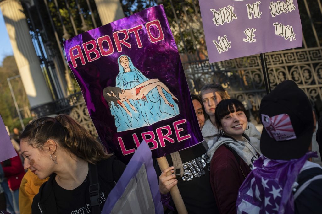 Ισπανία: Ο νέος νόμος για τις αμβλώσεις επιτρέπει σε κορίτσια 16 ετών να κάνουν έκτρωση χωρίς γονική άδεια