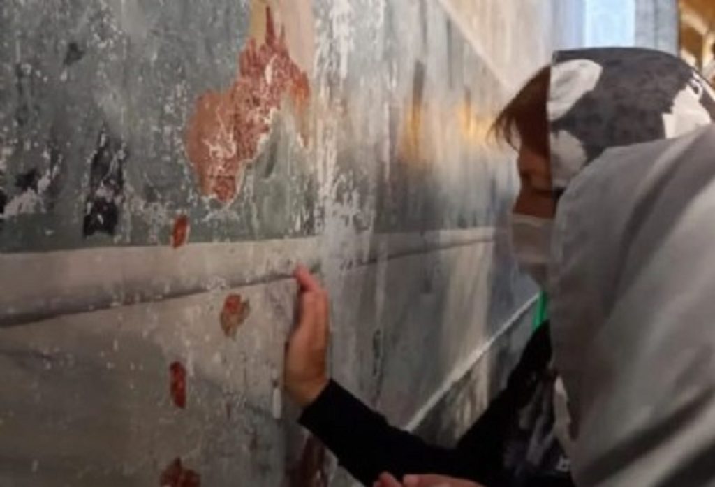 Νέοι βανδαλισμοί στην Αγία Σοφία – Ποιοι, σύμφωνα με τους Τούρκους, «ξύνουν τοίχους και παίρνουν κομμάτια»