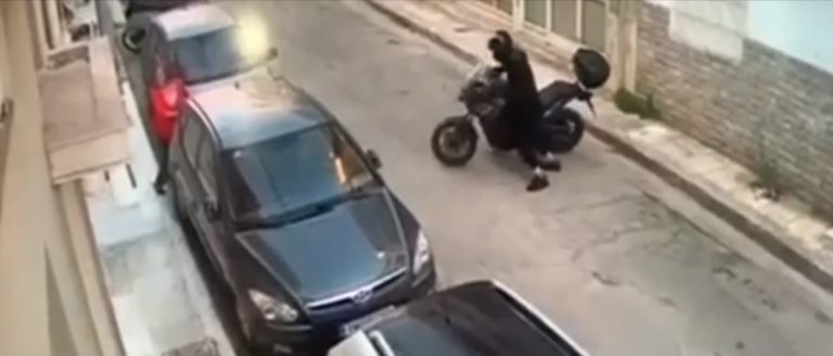Αποκλειστικό: Καρέ-καρέ η κλοπή μοτοσικλέτας στον Πειραιά μπροστά στα μάτια ανυποψίαστης γυναίκας
