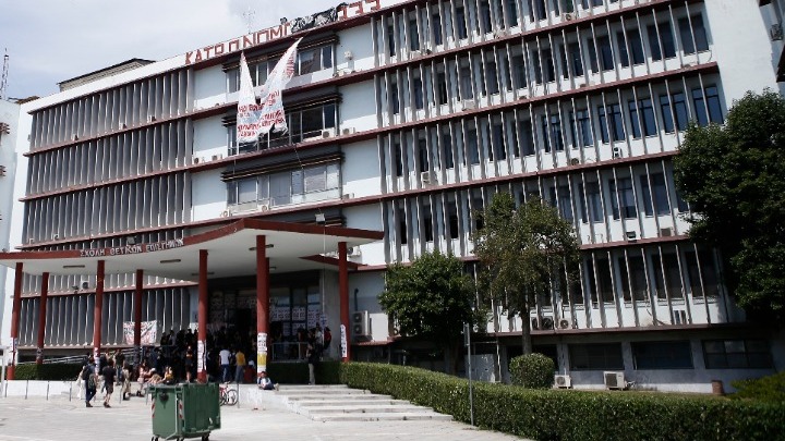 Σε σύλληψη μετατράπηκε η προσαγωγή στο ΑΠΘ – Νέα ένταση και συμπλοκές