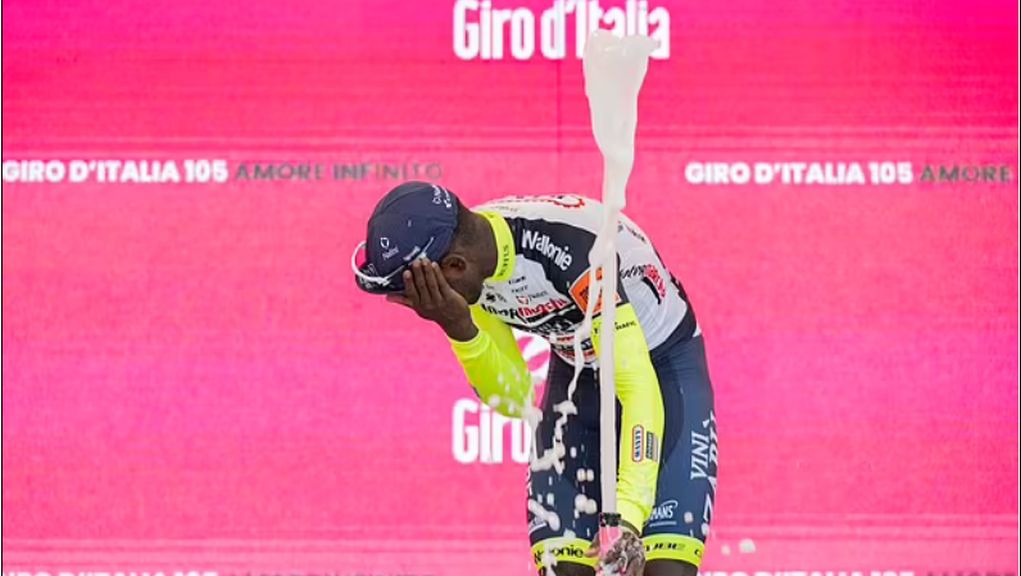 Στο νοσοκομείο ο νικητής του Giro d’ Italia λόγω φελλού σαμπάνιας που τον τραυμάτισε στο μάτι