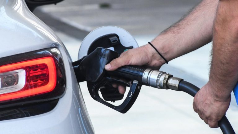 Αμόλυβδη βενζίνη: Στα ύψη παραμένει η τιμή, με πάνω από 2 ευρώ στην Αττική – Εξανεμίζεται το Fuel Pass