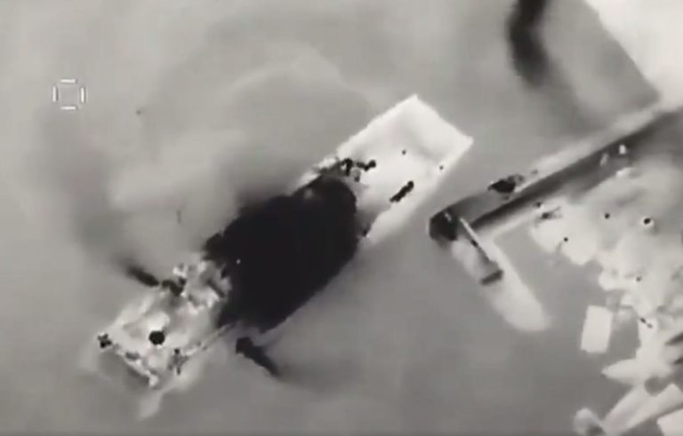 Βίντεο από Ουκρανικό drone που χτυπά ρωσικό αποβατικό στο Φιδονήσι – «Οι εχθρικές μονάδες θα καούν σαν κατσαρίδες»