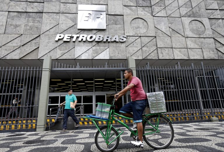 Bραζιλία: Απέπεμψε ο Μπολσονάρου τον επικεφαλής της Petrobras, 40 μέρες μετά το διορισμό του