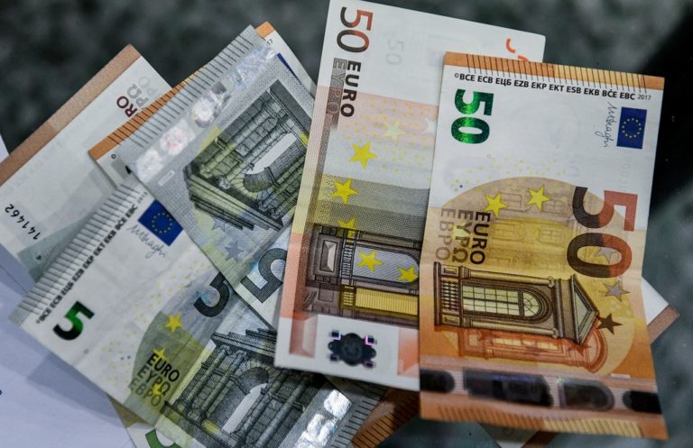 Αυξήθηκαν οι καταθέσεις κατά 1,3 δισ. ευρώ τον Απρίλιο