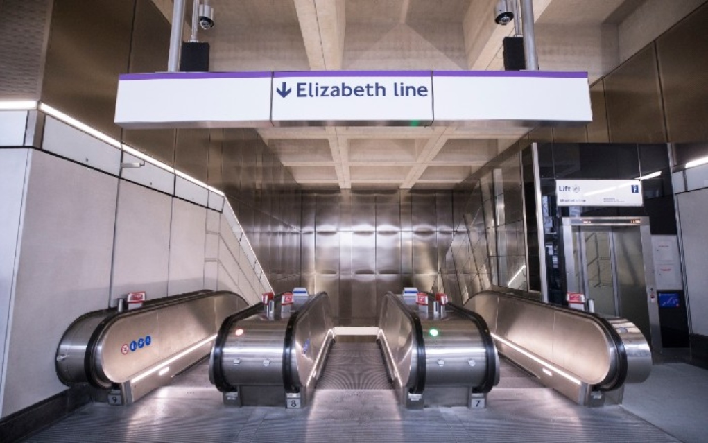 Λονδίνο: Παραδόθηκε στο επιβατικό κοινό η νέα σιδηροδρομική γραμμή «Ελίζαμπεθ»
