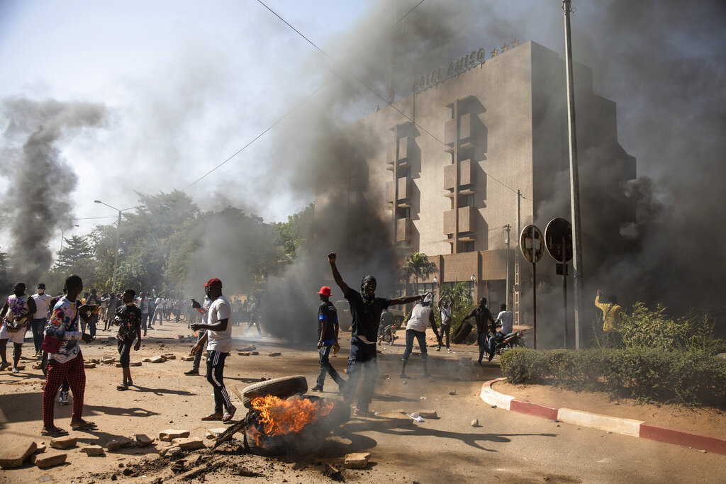 Μπουρκίνα Φάσο: ΕΕ και Αφρικανική Ένωση καταδίκασαν το νέο πραξικόπημα – Πυροβολισμοί ακούγονται και πάλι στην Ουαγκαντούγκου