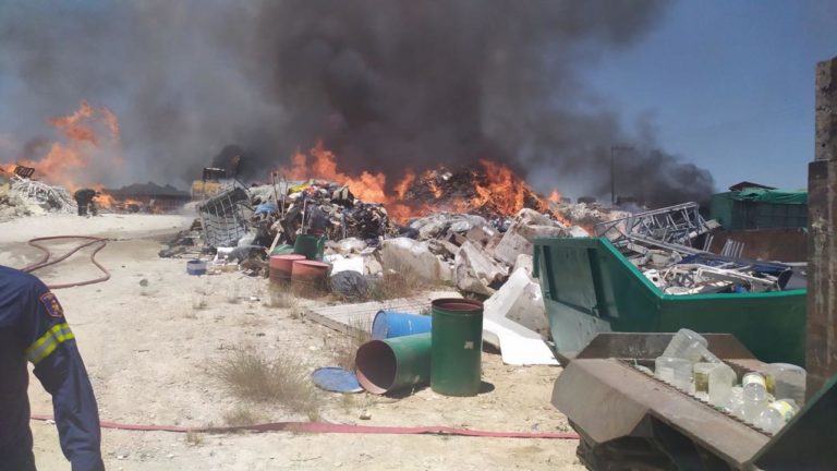 Λάρισα: Mάχη για την κατάσβεση φωτιάς σε εργοστάσιο ανακύκλωσης