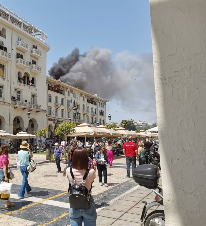 Δύο άτομα νοσηλεύονται διασωληνωμένα από την πυρκαγιά στην οδό Αριστοτέλους στη Θεσσαλονίκη