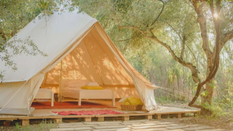 Glamping, η νέα τάση στις διακοπές που προτιμούν Έλληνες και ξένοι (video)