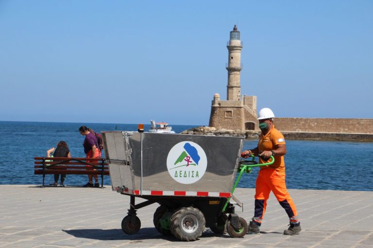 Οκτώ νέα ηλεκτροκίνητα οχήματα στην καθαριότητα της Παλιάς Πόλης και στο Ενετικό Λιμάνι των Χανίων