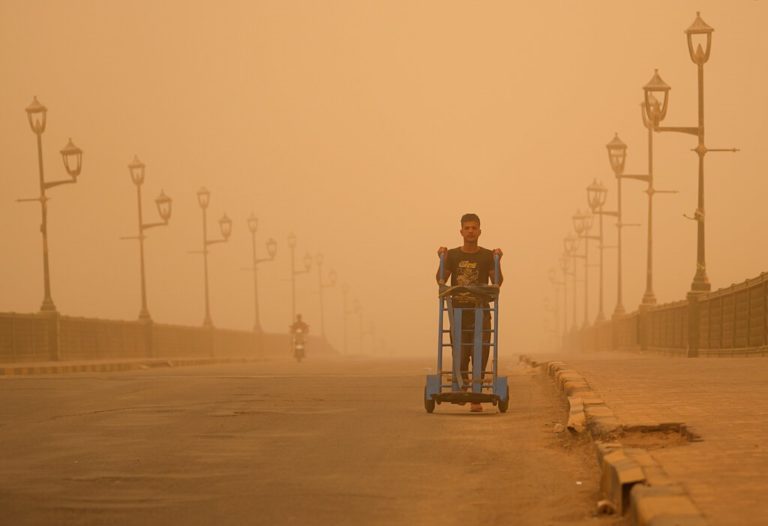 Αμμοθύελλα έπληξε Ιράκ, Κουβέιτ και Σ. Αραβία – Έκλεισαν αεροδρόμια και δημόσιες υπηρεσίες