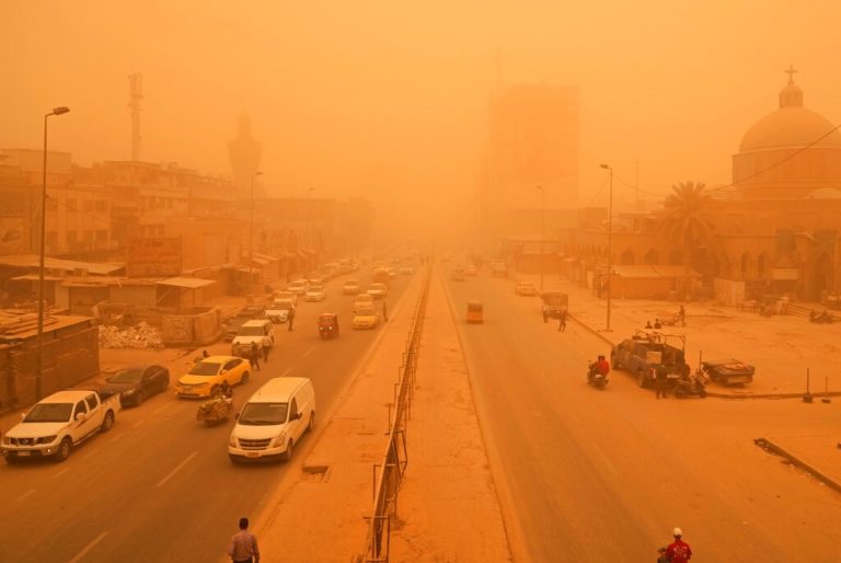 Απόκοσμες εικόνες από την αμμοθύελλα στο Ιράκ – Έγινε πορτοκαλί ο ουρανός