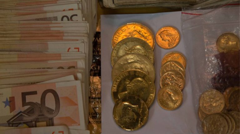 Χρυσαφικά και χιλιάδες ευρώ η “λεία” δύο διαρρηκτών στο Βόλο