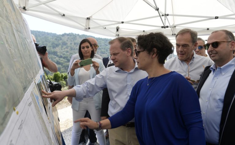 Επίσκεψη υπουργού Μεταφορών Κ. Καραμανλή στα μεγάλα οδικά έργα της Αιτωλοακαρνανίας (video)