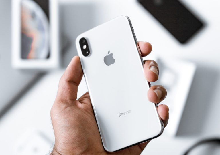 Apple: Μετά βίας κρατά σταθερή την παραγωγή των iPhone
