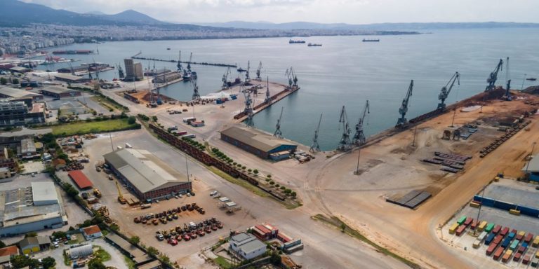 Θεσσαλονίκη: Ολοκληρώθηκε η επιχείρηση αποκόλλησης δεξαμενόπλοιου στο λιμάνι