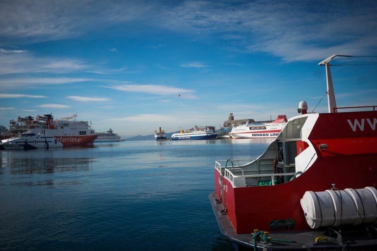 Ο πλοίαρχος που έσωσε την 5χρονη από το λιμάνι του Πειραιά μιλά στην ΕΡΤ – «Είδα τα χεράκια της, δεν ήξερε κολύμπι»