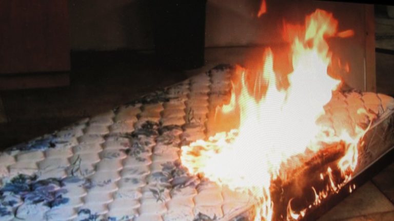 Βόλος: Πήρε φωτιά το στρώμα της από άγνωστη αιτία ενώ κοιμόταν