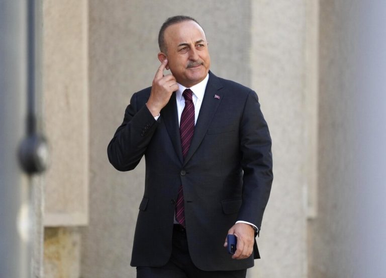Διαμαρτυρία Τσαβούσογλου στο Φόρουμ Διαλόγου των Πρεσπών – Αποχώρησε από το πάνελ