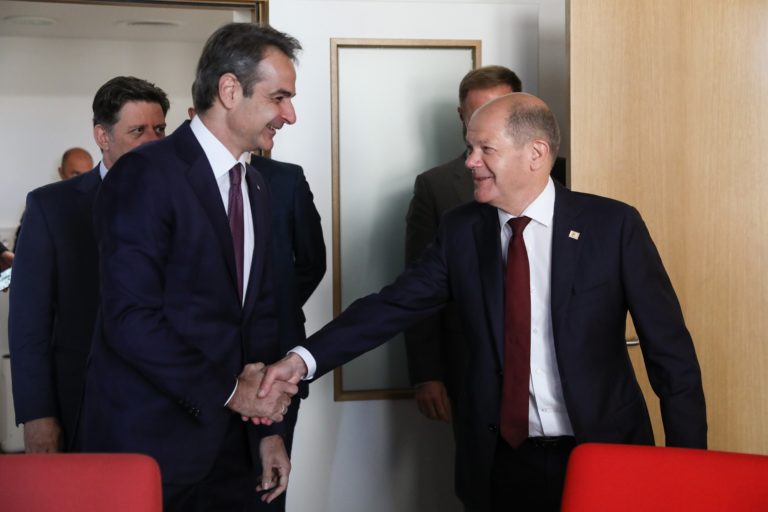 Στο Βερολίνο ο Πρωθυπουργός – Την Τρίτη συνάντηση με Σολτς: Οικονομία, μεταναστευτικό και Μεσανατολικό στην ατζέντα