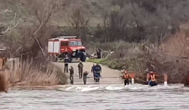 Μόρνος: Χωρίς τις αισθήσεις ανασύρθηκε νεαρός που έπεσε σε κανάλι – Το tweet της Πυροσβεστικής (video)