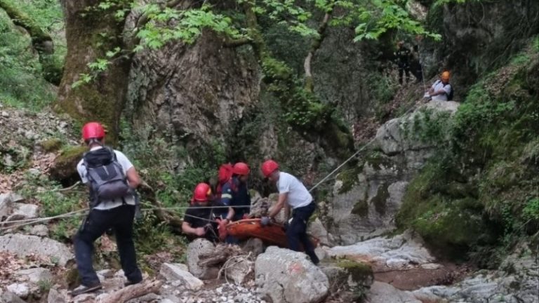 Ναύπακτος: Νεκρός εντοπίστηκε ο 68χρονος που έπεσε σε χαράδρα κατά τη διάρκεια αγώνα δρόμου